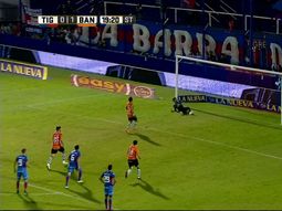 El momento en que Sarmiento la pica y la pelota se estrella en el travesaño El momento en que Sarmiento la pica y la pelota se estrella en el travesaño