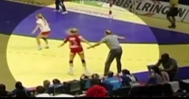 La insólita forma de un desesperado DT para frenar a un rival