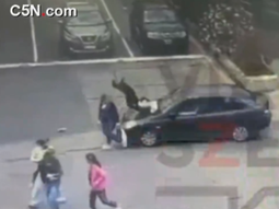 un conductor atropello a tres jubiladas que cruzaban una avenida en lanus y quedo filmado un conductor atropello a tres jubiladas que cruzaban una avenida en lanus y quedo filmado