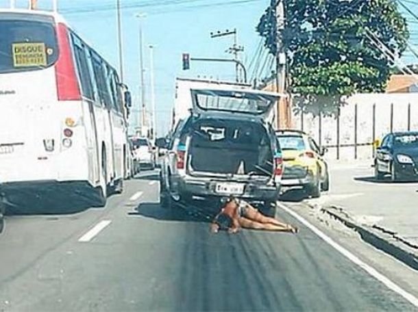 Una camioneta de la policía arrastra a una mujer 250 metros