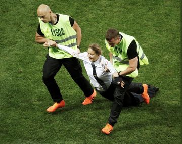 El colectivo Pussy Riot intervino en la final del Mundial - Crédito: @pussyrrriot