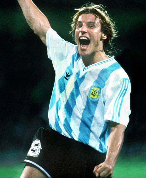 Caniggia se le animó al tema del momento y cantó Brasil, decime qué se siente