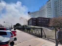 Un voraz incendio se desató en el Edificio Libertad de la Armada
