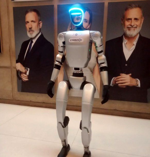El robot humanoide Unitree y su perro visitaron los estudios de C5N