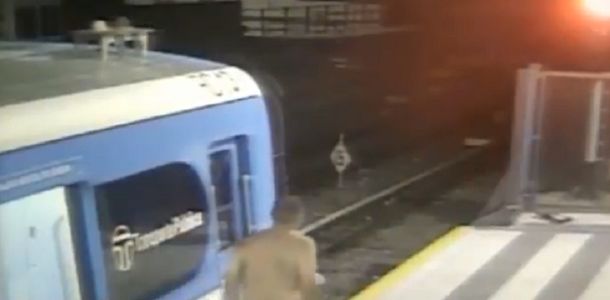 Un hombre se desnudó en el Sarmiento e intentó escapar por las vías