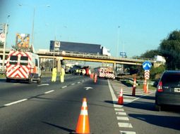 Panamericana: cayó un container de un camión y un auto lo chocó