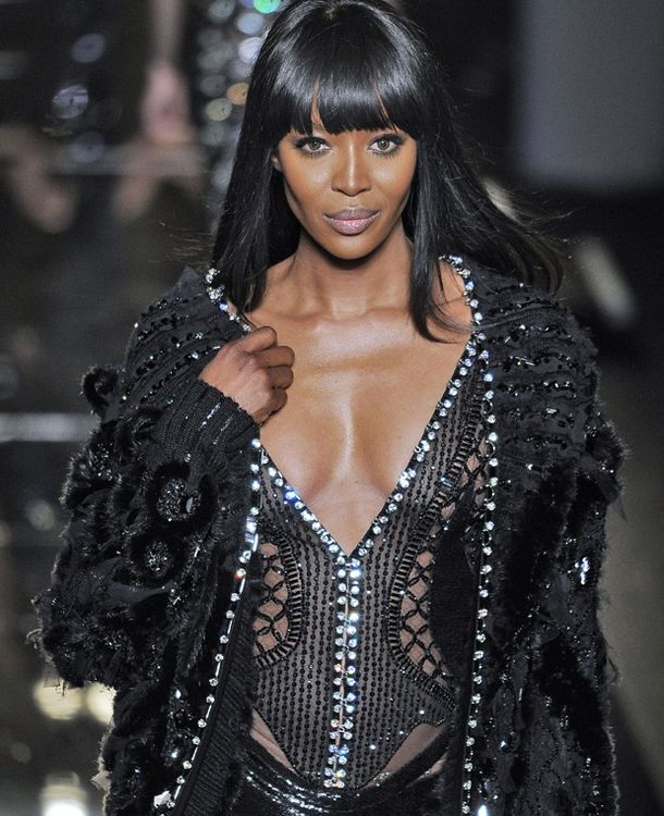 Naomi Campbell sigue derritiendo la pasarela a los 43 años
