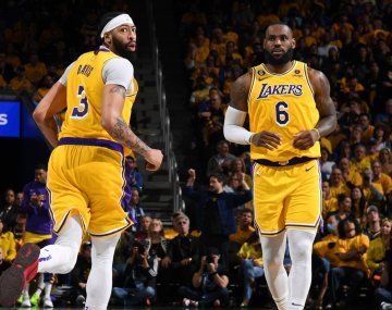 Arrancaron con ventaja: Los Lakers vencieron a Warriors y se pusieron 1 a 0