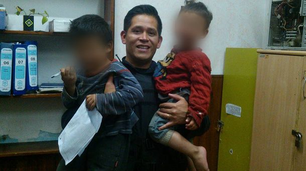 Hallan a dos nenes de 2 y 4 años deambulando por La Plata