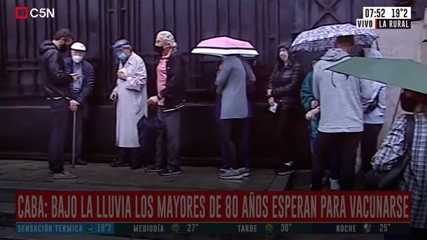Largas colas bajo la lluvia en el primer día de vacunación a mayores de 80 años en la Ciudad
