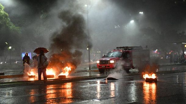 Se levantó el acampe en Desarrollo Social: hubo quema de gomas y manifestantes ingresaron al edificio