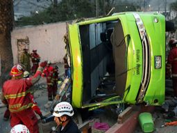 Al menos nueve muertos por el vuelco de un micro en Perú