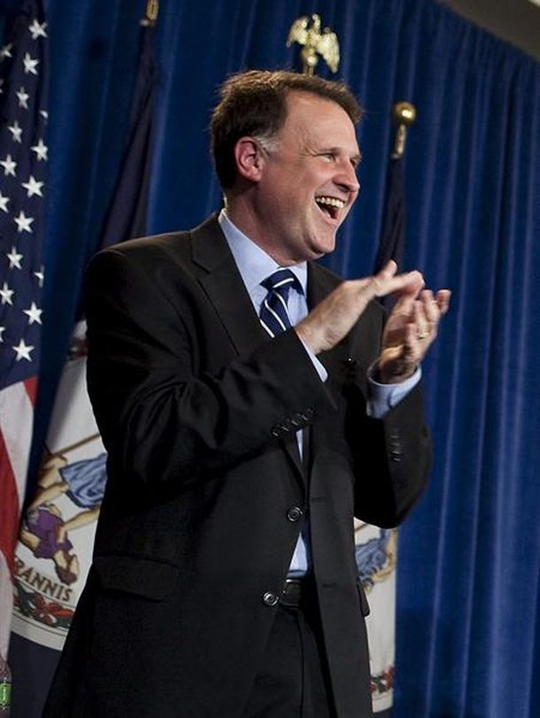 Un senador fue apuñalado y su hijo murió de un disparo