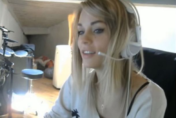 Se prendió fuego el pelo en vivo y se volvió viral 