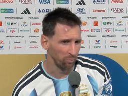 Lionel Messi terminó el partido con un chichón en la cabeza. Lionel Messi terminó el partido con un chichón en la cabeza.
