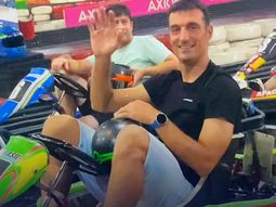 video: scaloni cambio la pelota por el volante y brillo en una carrera de karting en rosario video: scaloni cambio la pelota por el volante y brillo en una carrera de karting en rosario
