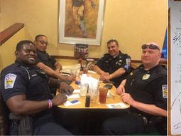 No quisieron sentarse al lado de un grupo de policías y les dieron una lección