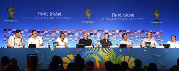 ¿Quiénes son los ocho ex futbolistas que sacarán las bolillas?