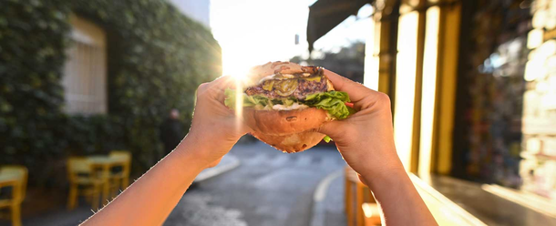 Hamburguesa con papas y gaseosa a mitad de precio Hamburguesa con papas y gaseosa a mitad de precio