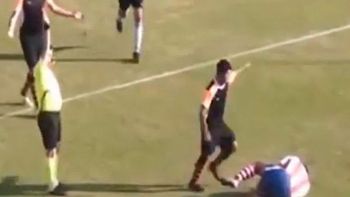 se volvio loco: la brutal patada en la cara en el futbol turco se volvio loco: la brutal patada en la cara en el futbol turco