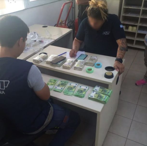 Maletero llevaba casi 350 mil euros escondidos entre sus ropas