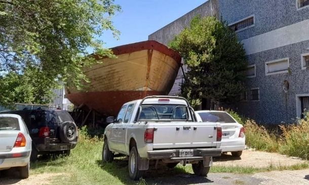 Mar del Plata: qué hace ese barco en el medio de la calle