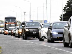 Largas filas de uruguayos hacia Argentina en fin de semana pasado. Largas filas de uruguayos hacia Argentina en fin de semana pasado.