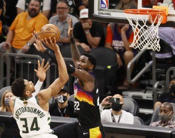 Milwaukee Bucks venció a Phoenix Suns y quedó a un triunfo del anillo