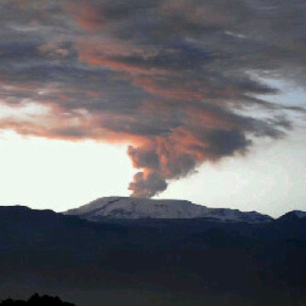 La erupción de un volcán despertó la alarma en Colombia