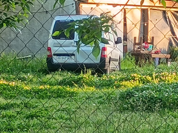La camioneta estaba estacionada dentro de la propiedad La camioneta estaba estacionada dentro de la propiedad
