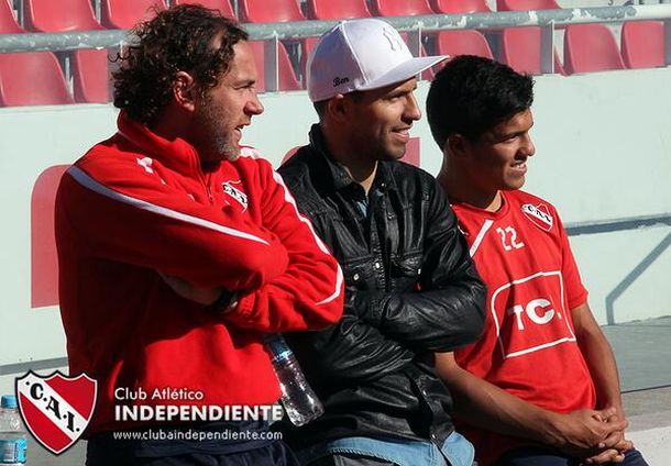 ¿Amuleto del ascenso? El Kun Agüero visitó la práctica de Independiente