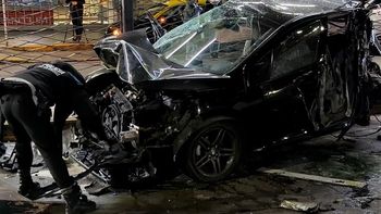 El auto quedó totalmente aplastado. El auto quedó totalmente aplastado.