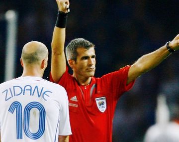 Horacio Elizondo expulsando a Zinedine Zidane