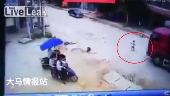 Un camión atropella a un nene y no le pasa nada Un camión atropella a un nene y no le pasa nada