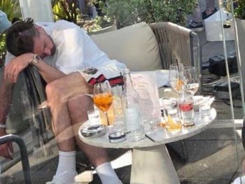 Escándalo en Inglaterra: Grealish fue fotografiado dormido en un bar en plena recuperación