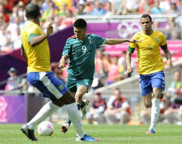 El jugador mexicano Oribe Peralta marca el 1-0 durante la final de fútbol de los Juegos Olímpicos de Londres 2012 entre México y Brasil en el estadio Wembley de Londres.