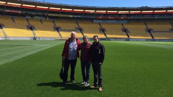 Directivos peruanos ya pisaron el césped del Westpac Stadium (foto: @SeleccionPeru) Directivos peruanos ya pisaron el césped del Westpac Stadium (foto: @SeleccionPeru)