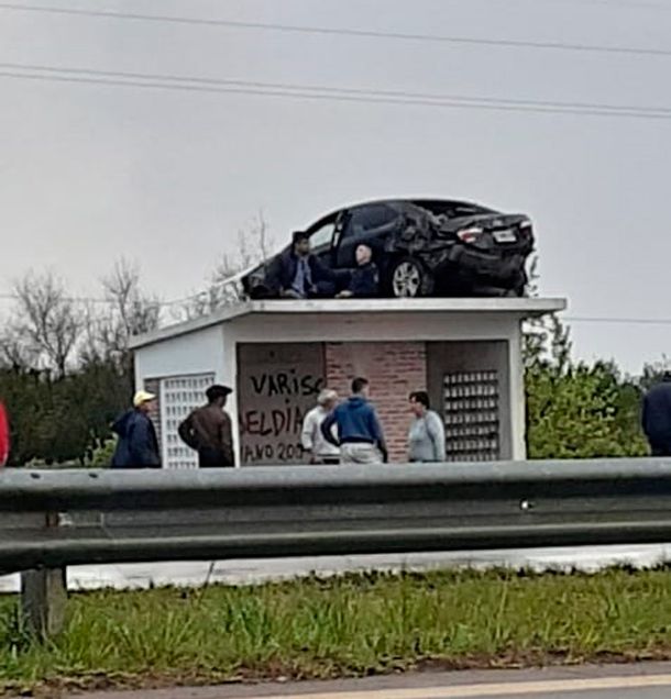Cómo sacaron el auto que quedó arriba de la parada de colectivo