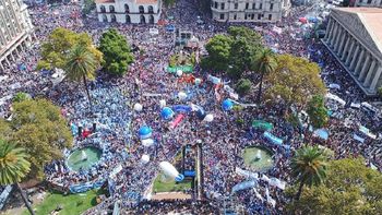 multitudinaria movilizacion a la plaza de mayo de los docentes multitudinaria movilizacion a la plaza de mayo de los docentes