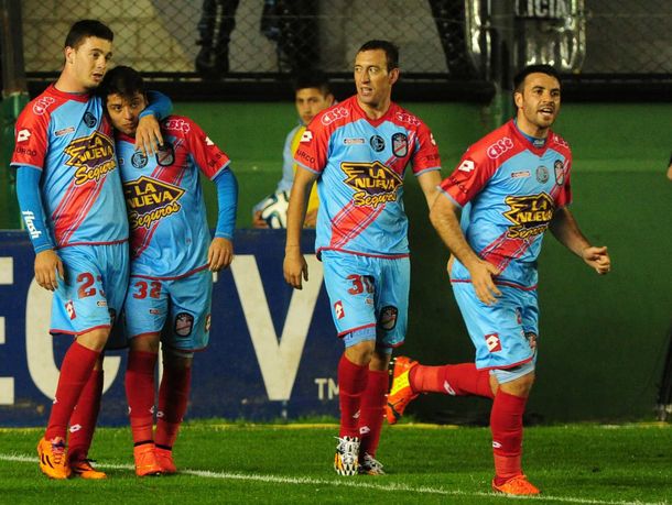 Palacios conmovió un partido aburrido y Arsenal le ganó 1-0 a Banfield