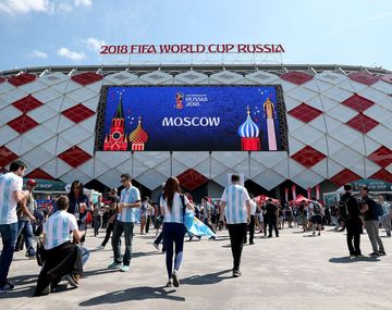 La gente llega a Moscú y los clubes apoyan en las redes