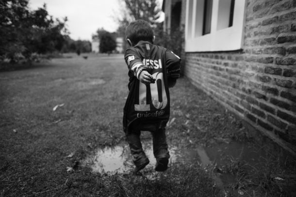 Todos quieren ser Messi: una muestra de fotos refleja la admiración al ídolo