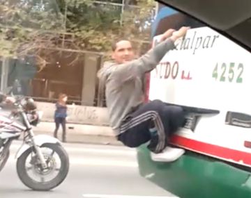 Locura en el Bajo: viaja colgado del colectivo