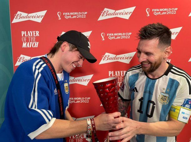 Paulo Londra le entregó el premio del partido a Lionel Messi