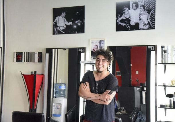 Efecto crisis: sus clientes dejaron de ir y decidió cortar el pelo gratis