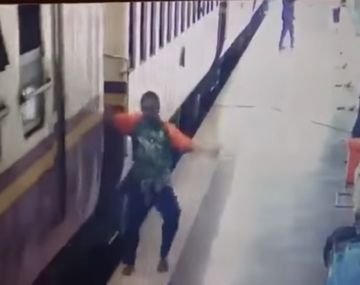Quedó enganchado y cayó debajo del tren