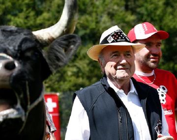 La vaca atada:   reaparece Blatter en Suiza y recibe curioso regalo