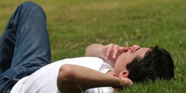 Atentos fumadores: quieren prohibir el consumo de cigarrillos en plazas de la Ciudad