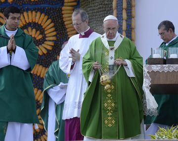 El papa Francisco instó a la hospitalidad en una misa multitudinaria en Asunción