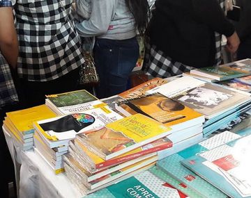 Escándalo con un colegio religioso en la presentación de una novela de amor lésbico